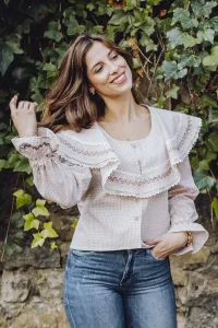 Blusa cuadro vichy beige con volante