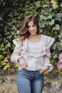 Blusa cuadro vichy beige con volante