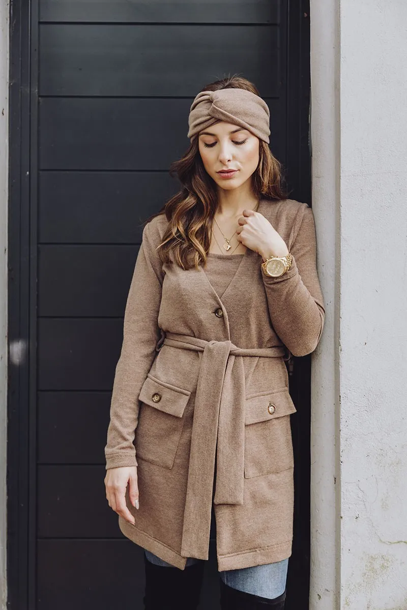 chaqueta de punto marron larga con botones y cinturon
