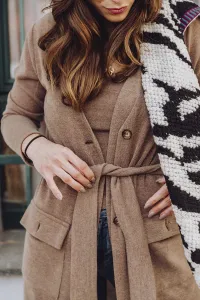 chaqueta de punto marron larga con botones y cinturon