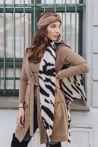 chaqueta de punto marron larga con botones y cinturon