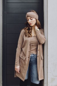 chaqueta de punto marron larga con botones y cinturon