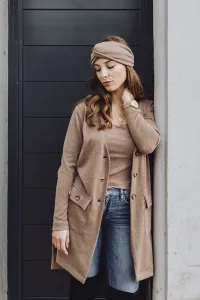 chaqueta de punto marron larga con botones y cinturon