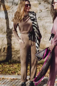 Conjunto de punto de pantalón y jersey marron claro hombros