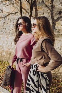 Conjunto de punto de pantalón y jersey marron claro hombros