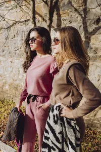 Conjunto de punto de pantalón y jersey marron claro hombros