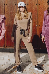 Conjunto de punto de pantalón y jersey marron claro hombros