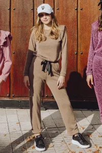 Conjunto de punto de pantalón y jersey marron claro hombros