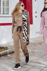 Conjunto de punto de pantalón y jersey marron claro hombros
