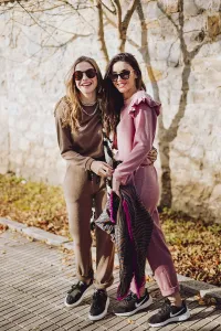 Conjunto de punto de pantalón y jersey marron claro hombros