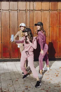 Conjunto de punto de pantalón y jersey marron claro hombros