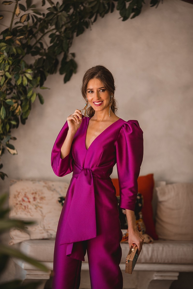 Mono de fiesta con manga abullonada y lazada para invitadas boda