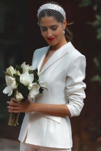 Traje de chaqueta con pantalón color blanco para novia civil