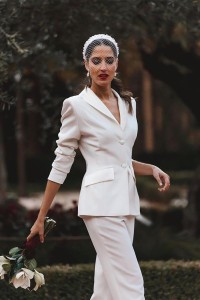 Traje de chaqueta con pantalón color blanco para novia civil