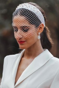 Traje de chaqueta con pantalón color blanco para novia civil