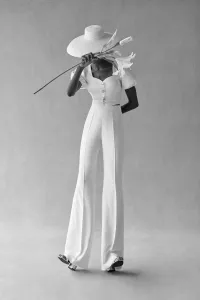 Conjunto blanco de top corto con manga farol y pantalón palazzo