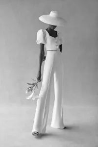 Conjunto blanco de top corto con manga farol y pantalón palazzo