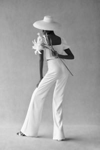 Conjunto blanco de top corto con manga farol y pantalón palazzo