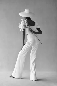 Conjunto blanco de top corto con manga farol y pantalón palazzo