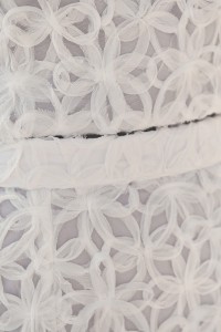 top cruzado en tul blanco y organza en relieve para novia