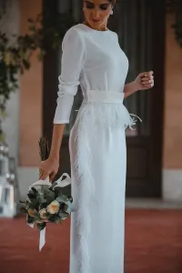 Vestido midi blanco con manga larga y pluma en cintura y falda