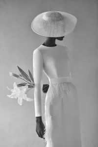 Vestido midi blanco con manga larga y pluma en cintura y falda