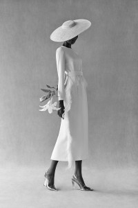 Vestido midi blanco con manga larga y pluma en cintura y falda