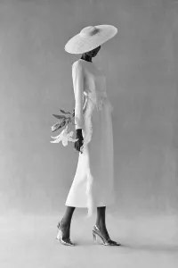 Vestido midi blanco con manga larga y pluma en cintura y falda