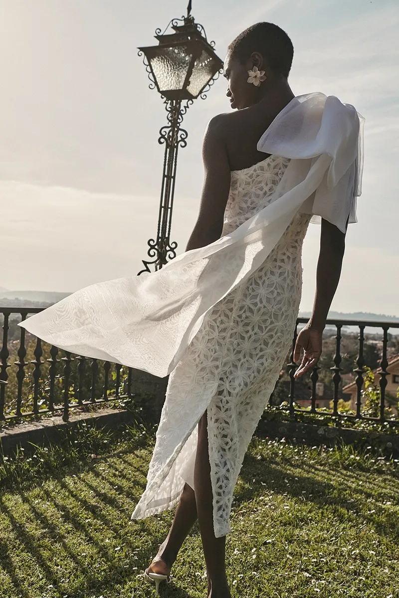 vestido midi asimetrico de tul blanco con dibujo en relieve y gran