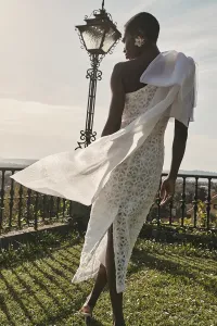 vestido midi asimetrico de tul blanco con dibujo en relieve y gran