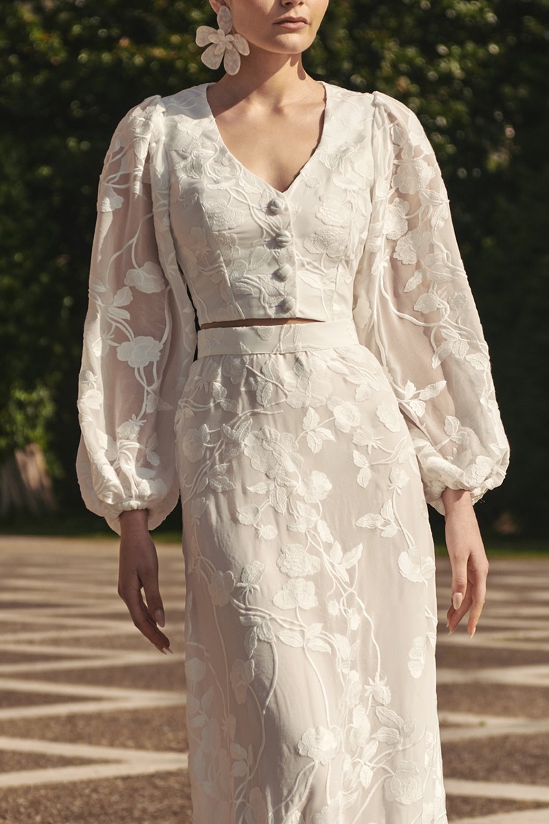 Top en gasa blanca con flores bordadas con manga ablusonada