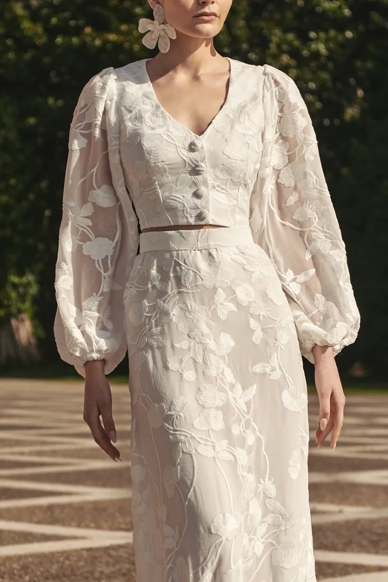 Top en gasa blanca con flores bordadas con manga ablusonada