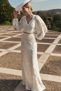 Top en gasa blanca con flores bordadas con manga ablusonada