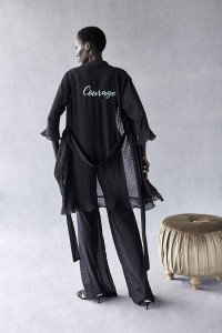 Bata negra de plumetti con volante personalizable