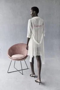 Bata blanca de plumetti con volante personalizable