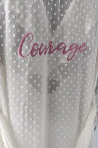 Bata blanca de plumetti con volante personalizable