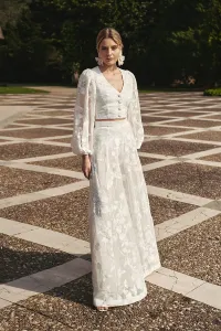 Top en gasa blanca con flores bordadas con manga ablusonada