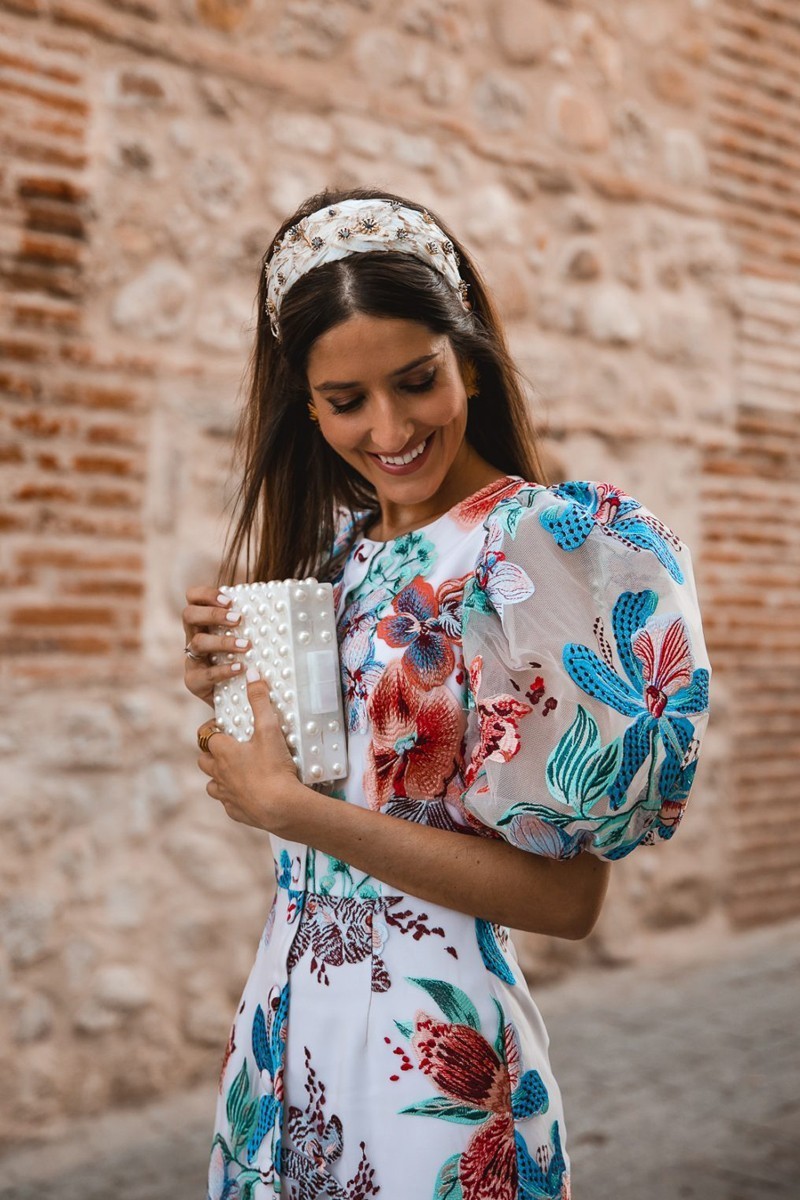 Vestido de invitada en tul bordado con flores abotonado largo midi