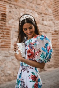 Vestido de invitada en tul bordado con flores abotonado largo midi