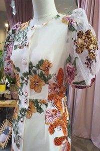 Vestido de invitada en tul bordado con flores abotonado largo midi