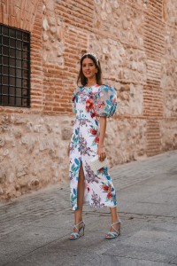 Vestido de invitada en tul bordado con flores abotonado largo midi
