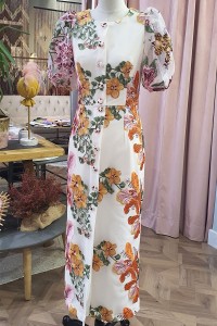 Vestido de invitada en tul bordado con flores abotonado largo midi
