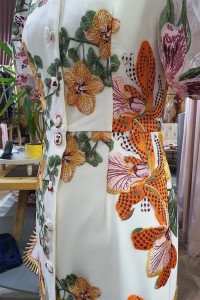 Vestido de invitada en tul bordado con flores abotonado largo midi