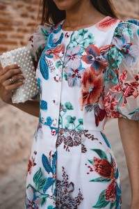 Vestido de invitada en tul bordado con flores abotonado largo midi