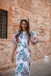 Vestido de invitada en tul bordado con flores abotonado largo midi