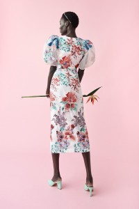 Vestido de invitada en tul bordado con flores abotonado largo midi