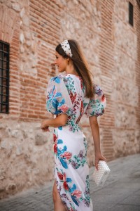 Vestido de invitada en tul bordado con flores abotonado largo midi