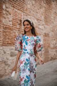 Vestido de invitada en tul bordado con flores abotonado largo midi