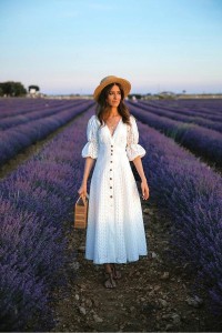 Vestido midi troquelado blanco con botones de madera y manga