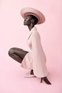 Vestido esmoquin rosa palo con manga capa para invitadas a boda